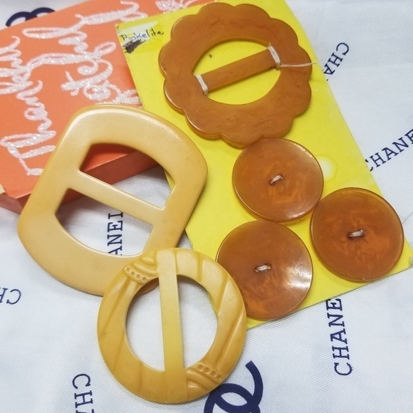 Host PICK! Rare Vintage Bakelite Buckles & Buttons - Picture 2 of 4